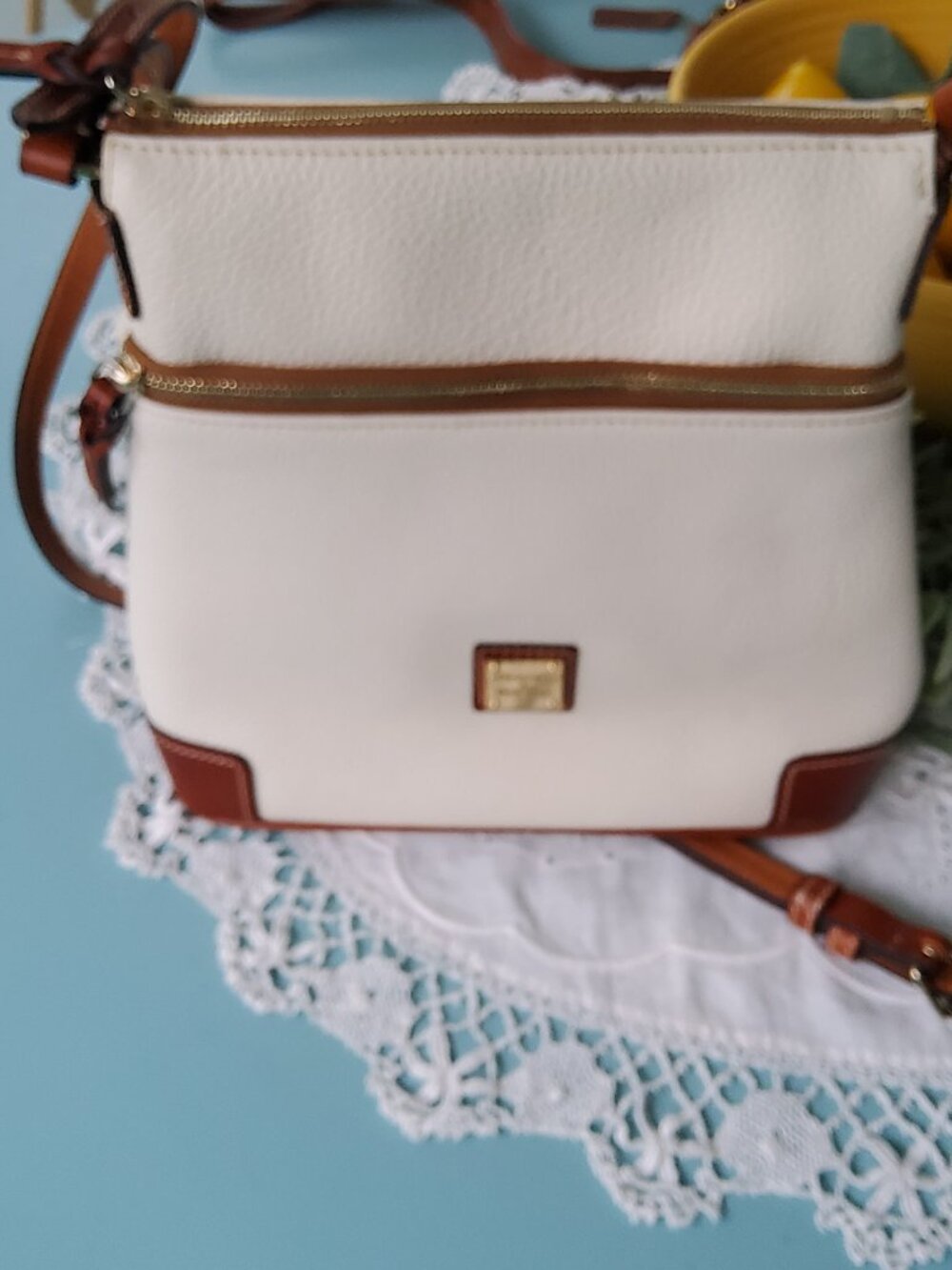 Dooney & Bourke Like new Pebble Grain Crossbody Handbag in Bone - Picture 2 of 12